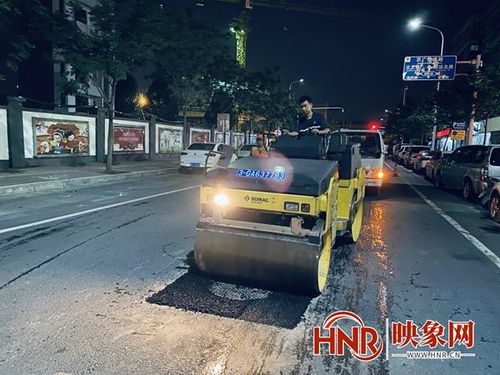 战高温 斗酷暑 守初心 郑州市政工人用汗水维护市区道路设施