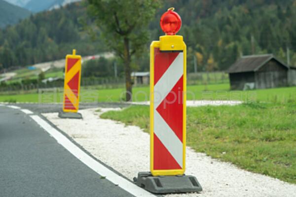 路边的建筑道路警告标志
