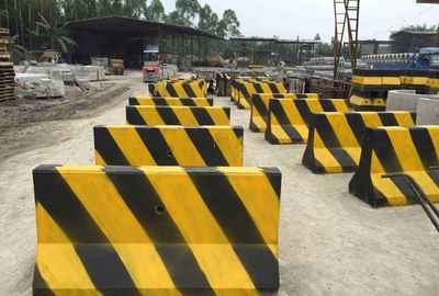 水泥隔离墩在道路设施中的重要性及重庆市南岸区德胜水泥制品厂的应用