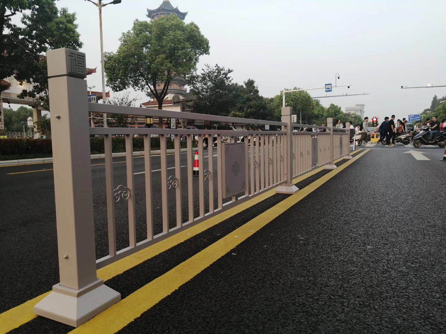 海南道路中心隔离护栏 提升交通安全的市政设施