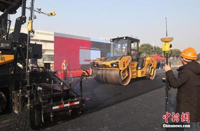 无人驾驶沥青道路摊铺压实设备在沪上路施工
